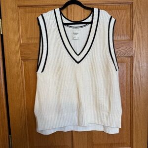 Abercrombie & Fitch Knit Varsity Sweater Vest – Cream & Black